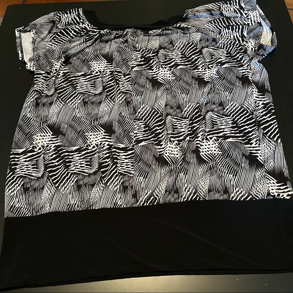 Black & White Patten Short Sleeve Polyester Top with Banded Bottom, Size 3X - Picture 4 of 4